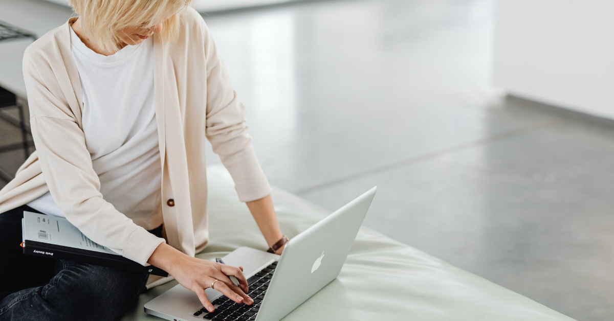 Promoteur immobilier utilisant une plateforme de commercialisation VEFA sur tablette pour gérer ses programmes neufs